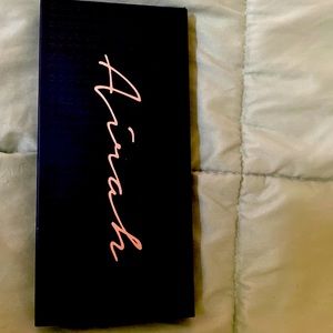 Airah eyeshadow palette